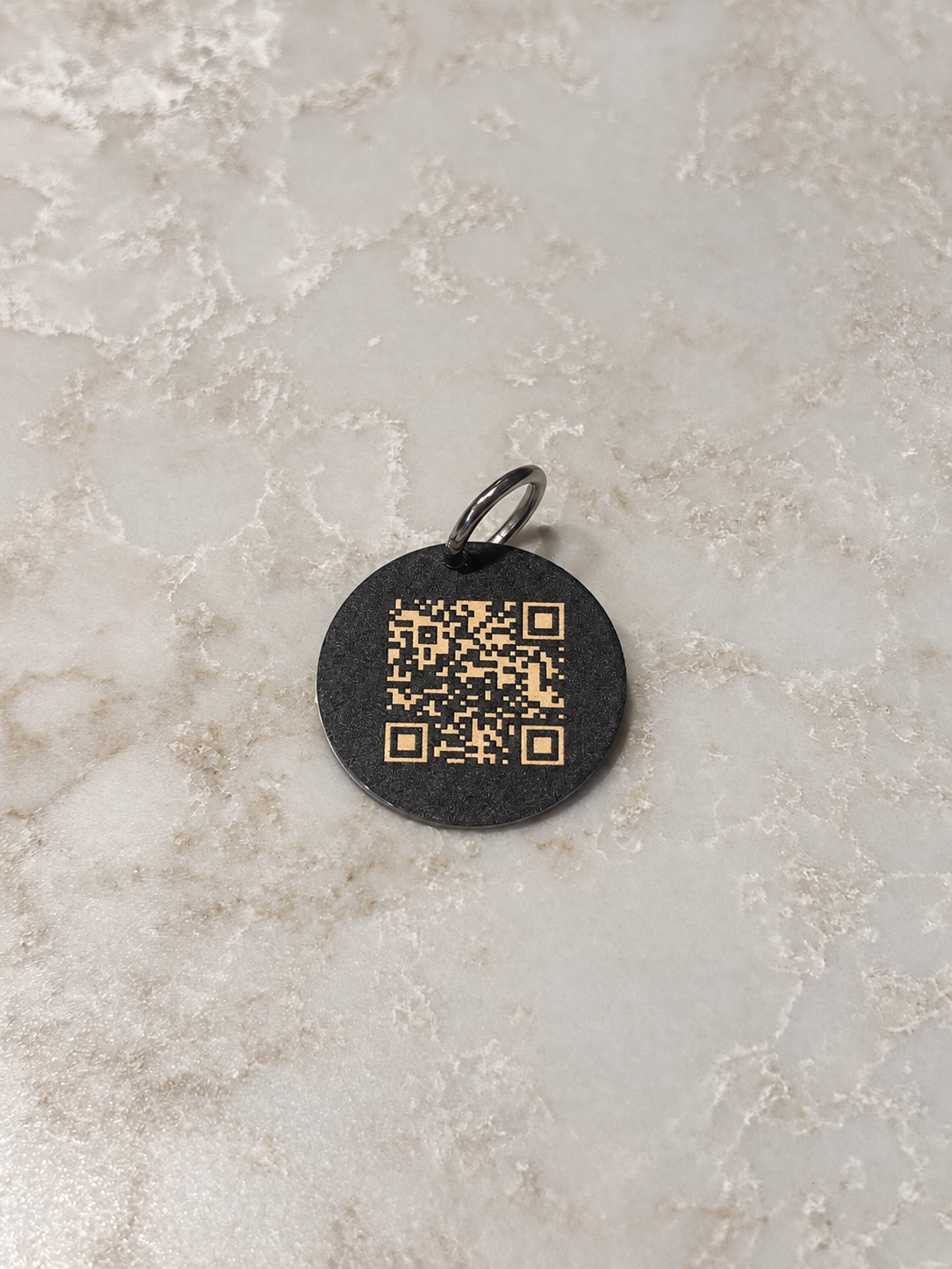Оборотная сторона жетона pawley с QR-кодом